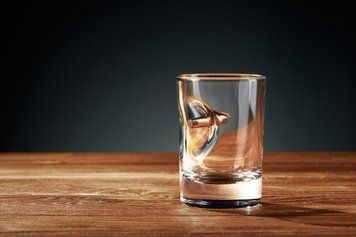 Чарки ручної роботи зі справжньою кулею 5.56 на подарунок Gun & Fun DR-033 фото