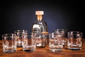 Набір з шести склянок для віскі і графіна з застряглою кулею 7.62мм на подарунок Gun & Fun DR-051 фото